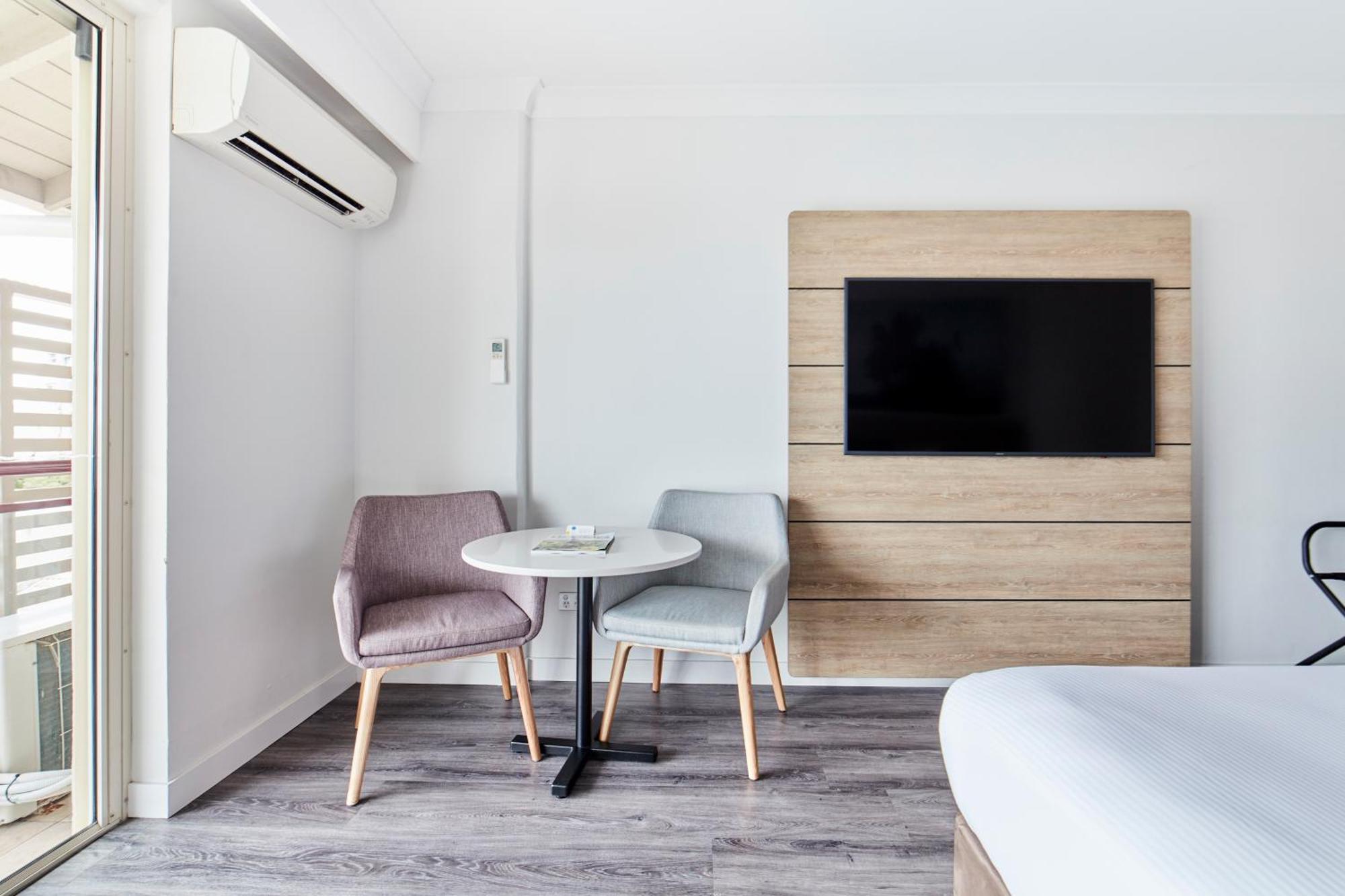 Deluxe Zimmer mit Kingsize-Bett und Poolblick.